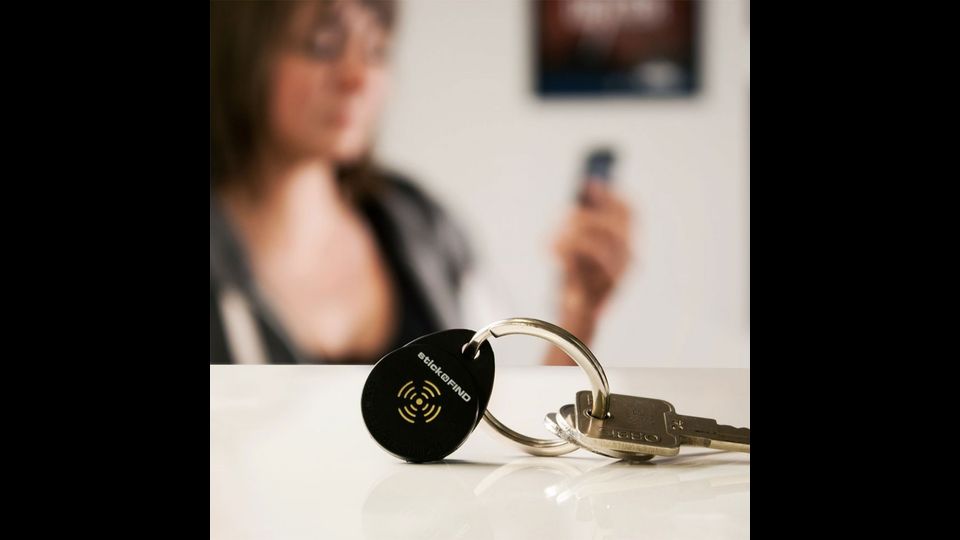 Da 50 euro. Lo Sticknfind, confezione di radar autoadesivi da applicare su chiavi, borse, badge, che permette di localizzare l&rsquo;oggetto che suoner&agrave; o lampegger&agrave;&nbsp;
