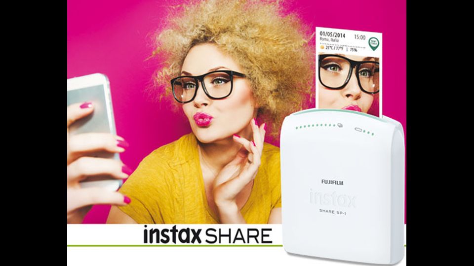 Da 103 euro. La stampante fotografica per smartphone Instax Mini. Basta scaricare l'applicazione sullo smartphone, inviare l'immagine  alla stampante La foto &egrave; grande come una carta di credito&nbsp;