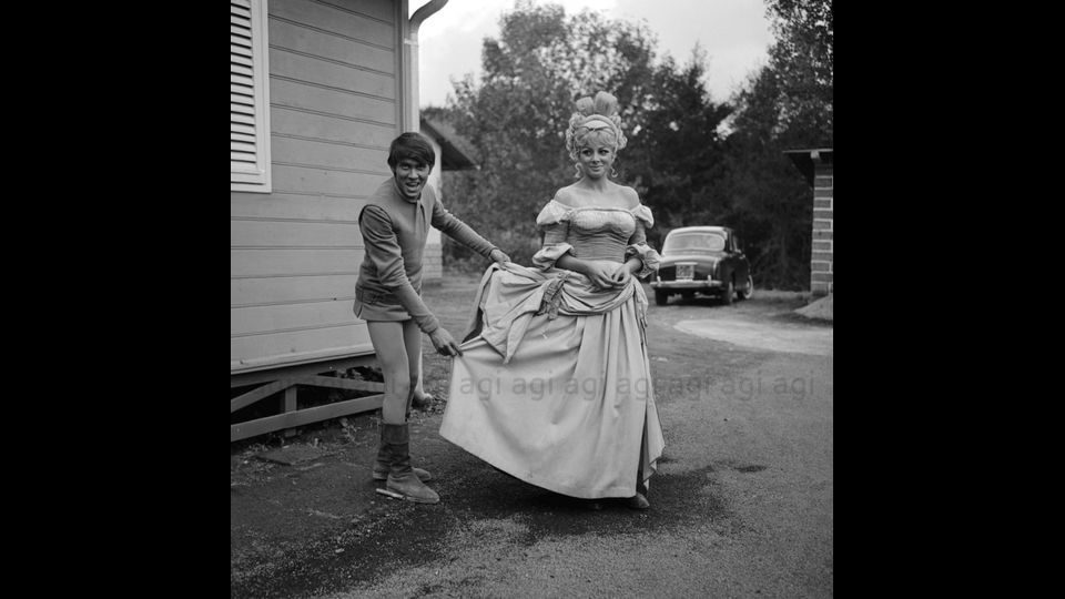 Sandra Milo e Gianni Morandi durante le riprese del film Per amore... per magia&hellip; (1966)