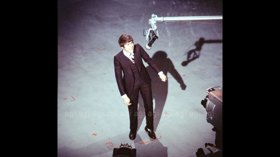 Gianni Morandi durante un'esibizione di Canzonissima (1972)