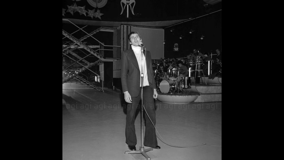 Canzonissima: Gianni Morandi al Teatro delle Vittorie durante le prove (1972)
