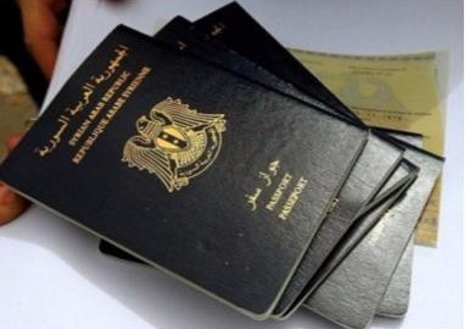 &nbsp;Isis stampa passaporti falsi