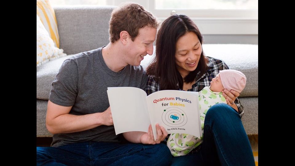 Zuckerberg posta su Facebook le prime foto che lo ritraggono con la piccola Max e sul social si scatenano i fan. L'immagine del cambio pannolino ha ricevuto piu' di 1milione e 300mila like, 13mila condivisioni. &nbsp;
