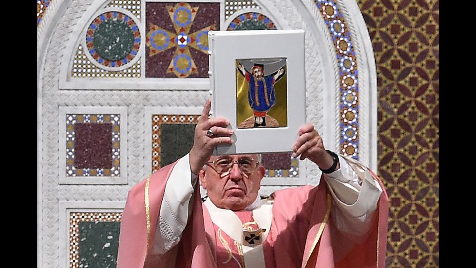 Papa Francesco apre la Porta Santa della Basilica di San Giovanni in Laterano, la terza compiuta personalmente da Bergoglio dopo quelle di Bangui in Centrafrica e di San Pietro&nbsp;