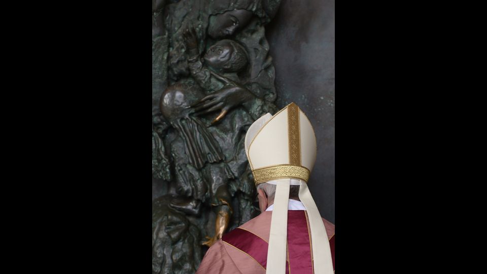 Papa Francesco apre la Porta Santa della Basilica di San Giovanni in Laterano, la terza compiuta personalmente da Bergoglio dopo quelle di Bangui in Centrafrica e di San Pietro&nbsp;