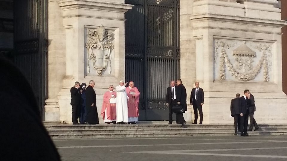 Papa Francesco apre la Porta Santa della Basilica di San Giovanni in Laterano, la terza compiuta personalmente da Bergoglio dopo quelle di Bangui in Centrafrica e di San Pietro&nbsp;