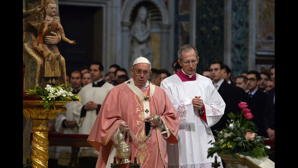 Papa Francesco apre la Porta Santa della Basilica di San Giovanni in Laterano, la terza compiuta personalmente da Bergoglio dopo quelle di Bangui in Centrafrica e di San Pietro&nbsp;