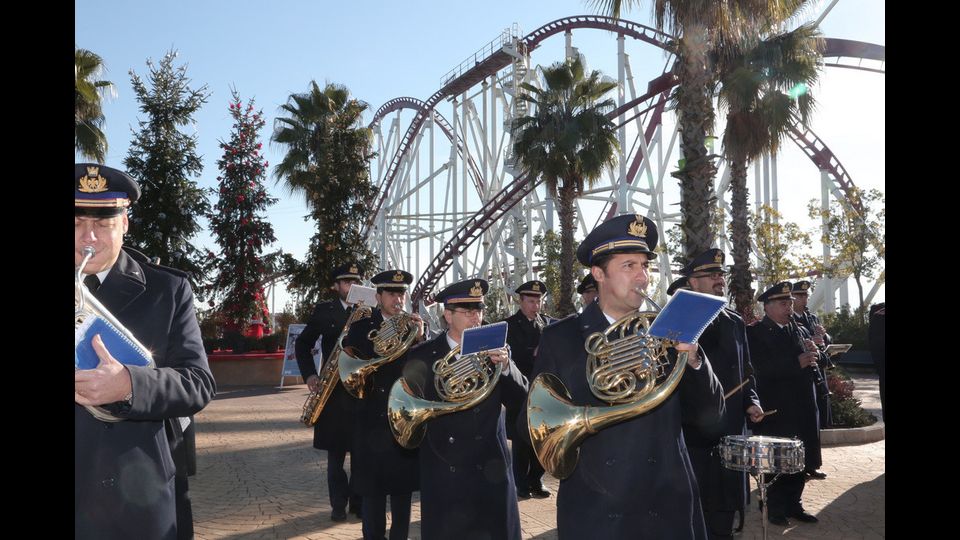Rainbow Magicland, il pi&ugrave; grande Parco divertimenti di Roma, ha aperto le porte al personale delle Forze Armate per la Festa di Natale. L&rsquo;Aeronautica Militare ha messo  a disposizione un simulatore di volo, mentre alla Main Street  si e' esibita la Banda dell&rsquo;Esercito.Al Castello e' stato possibile incontrare il vincitore di Junior Master Chef Andrea Picchione che assieme a Sofia Sciamma sono stati protagonisti del  Lunch Show e gli Chef stellati Sandro Masci e Giulia Steffanina, che hanno proposto  due divertenti laboratori, Cupcake e Club Sandwich.