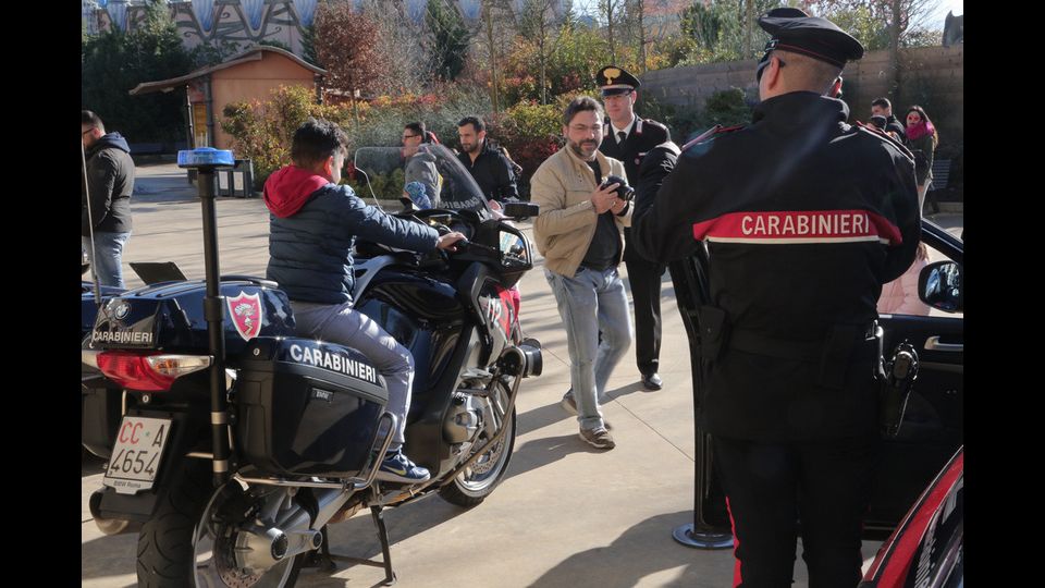 Rainbow Magicland, il pi&ugrave; grande Parco divertimenti di Roma, ha aperto le porte al personale delle Forze Armate per la Festa di Natale. L&rsquo;Aeronautica Militare ha messo  a disposizione un simulatore di volo, mentre alla Main Street  si e' esibita la Banda dell&rsquo;Esercito.Al Castello e' stato possibile incontrare il vincitore di Junior Master Chef Andrea Picchione che assieme a Sofia Sciamma sono stati protagonisti del  Lunch Show e gli Chef stellati Sandro Masci e Giulia Steffanina, che hanno proposto  due divertenti laboratori, Cupcake e Club Sandwich.