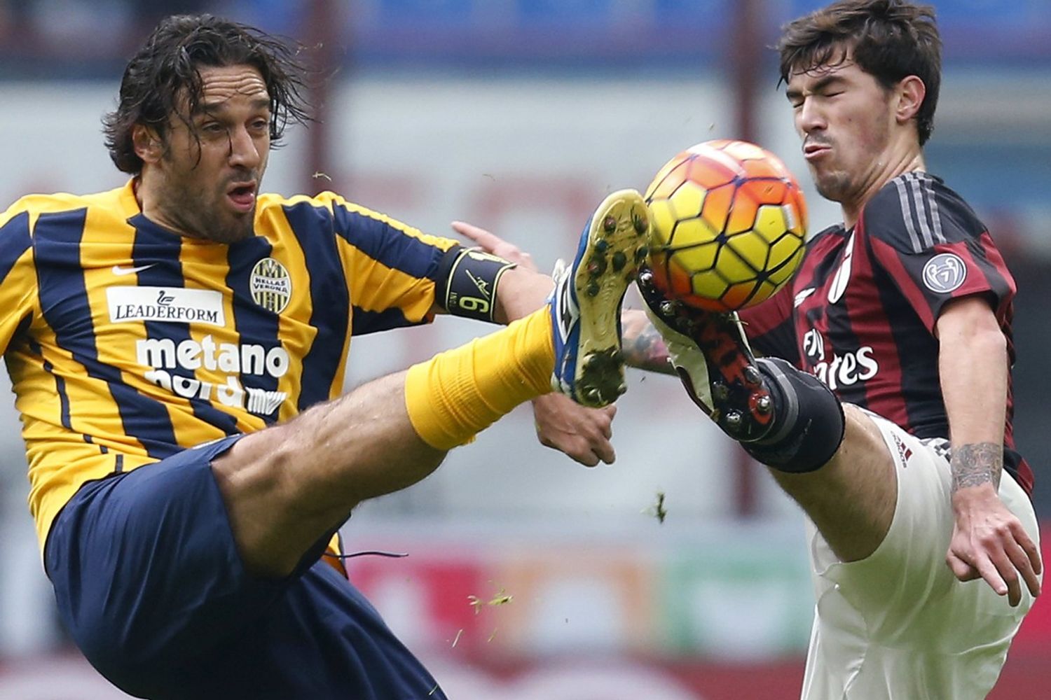 &nbsp;Contrasto tra Alessio Romagnoli e Luca Toni durante Verona-Milan del 13 dicembre 2015