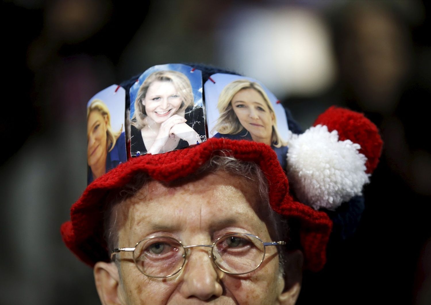 &nbsp;Un sostenitore del Front National con le foto di Marine e Marion Le Pen.