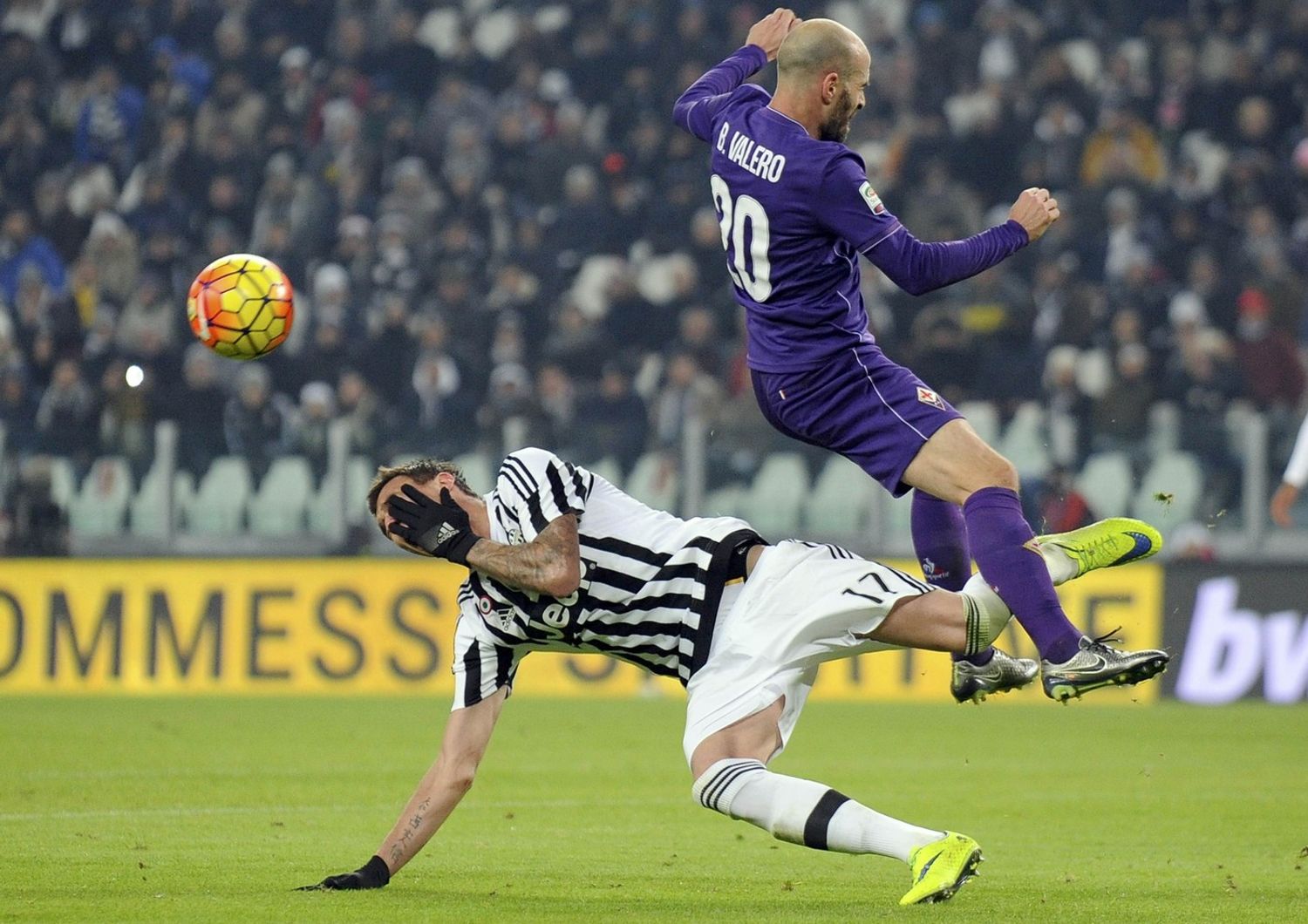 Mario Mandzukic e Borja Valero - Juventus-Fiorentina - 13 dicembre 2015&nbsp;