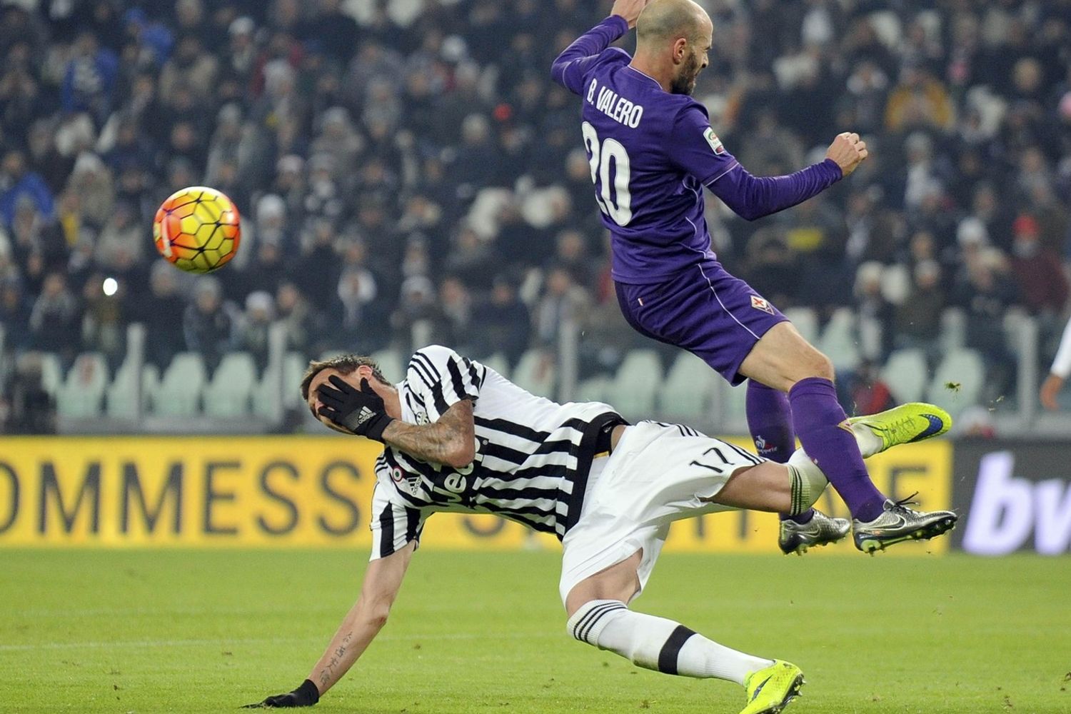 Mario Mandzukic e Borja Valero - Juventus-Fiorentina - 13 dicembre 2015&nbsp;