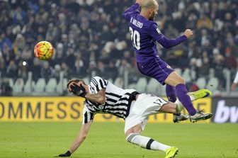Mario Mandzukic e Borja Valero - Juventus-Fiorentina - 13 dicembre 2015&nbsp;
