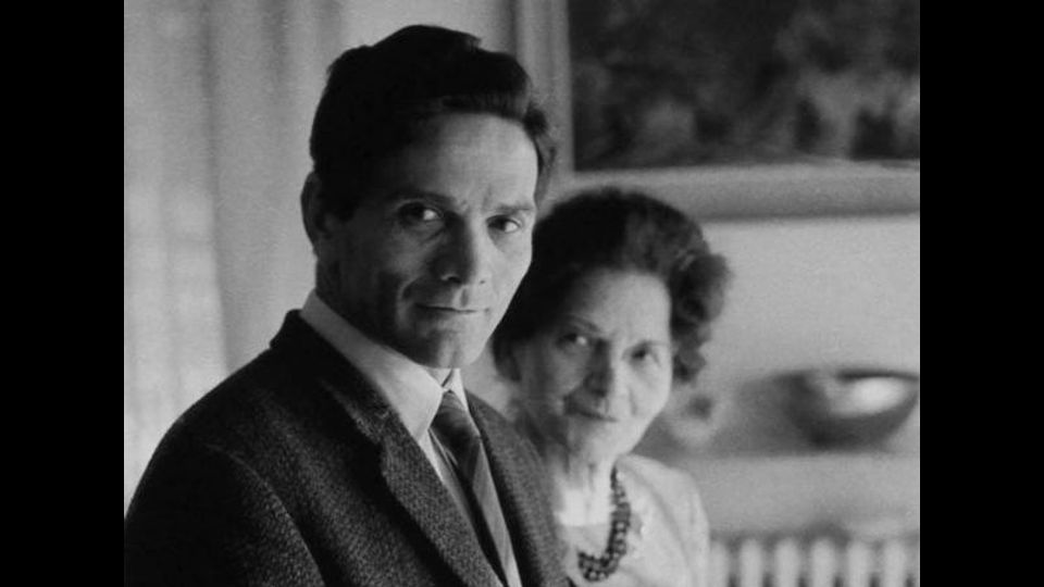 &nbsp;Pasolini con la madre (foto da twitter)