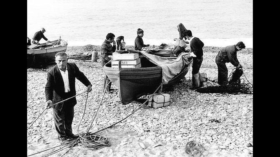 &nbsp;Pescatori calabresi sulla costa ligure (foto da twitter)