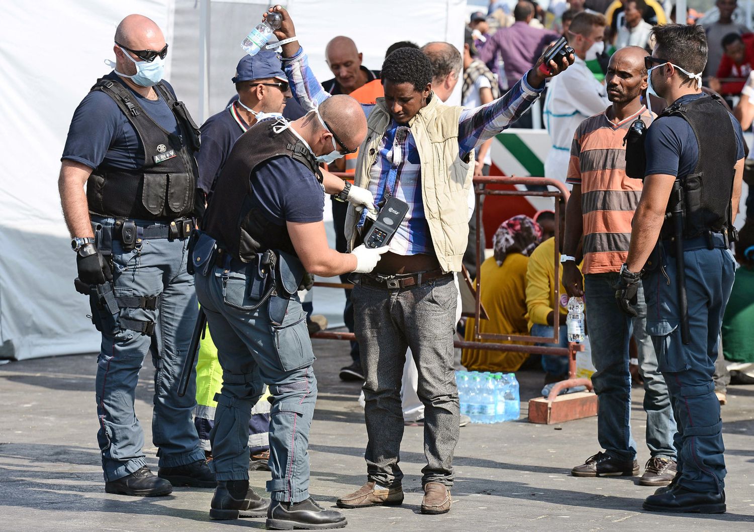&nbsp;Polizia migranti Pozzallo (Afp)