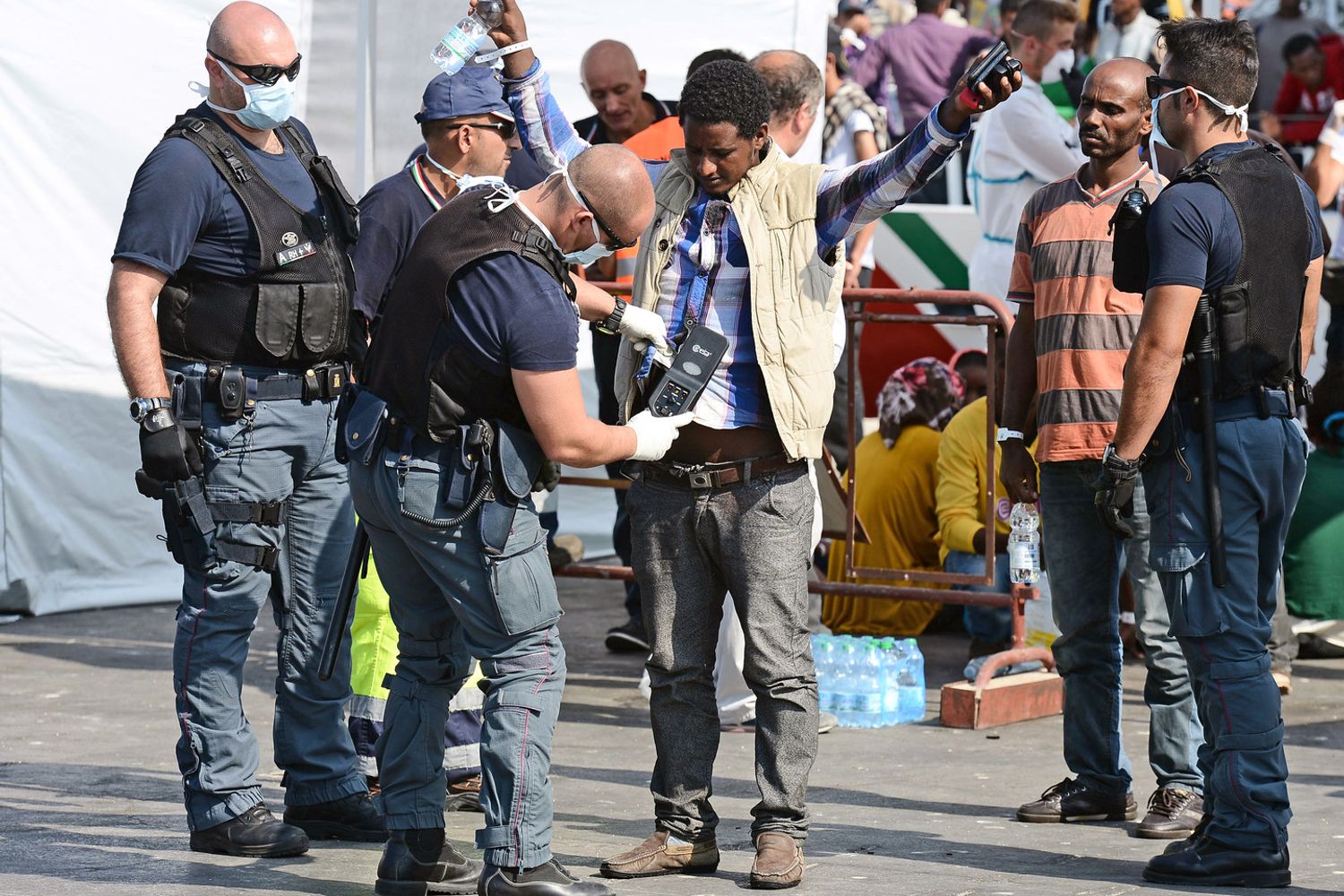 &nbsp;Polizia migranti Pozzallo (Afp)