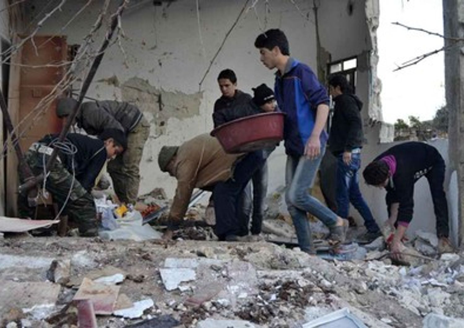 Civili in Siria cercano resti dopo un attacco aereo (reuters)&nbsp;