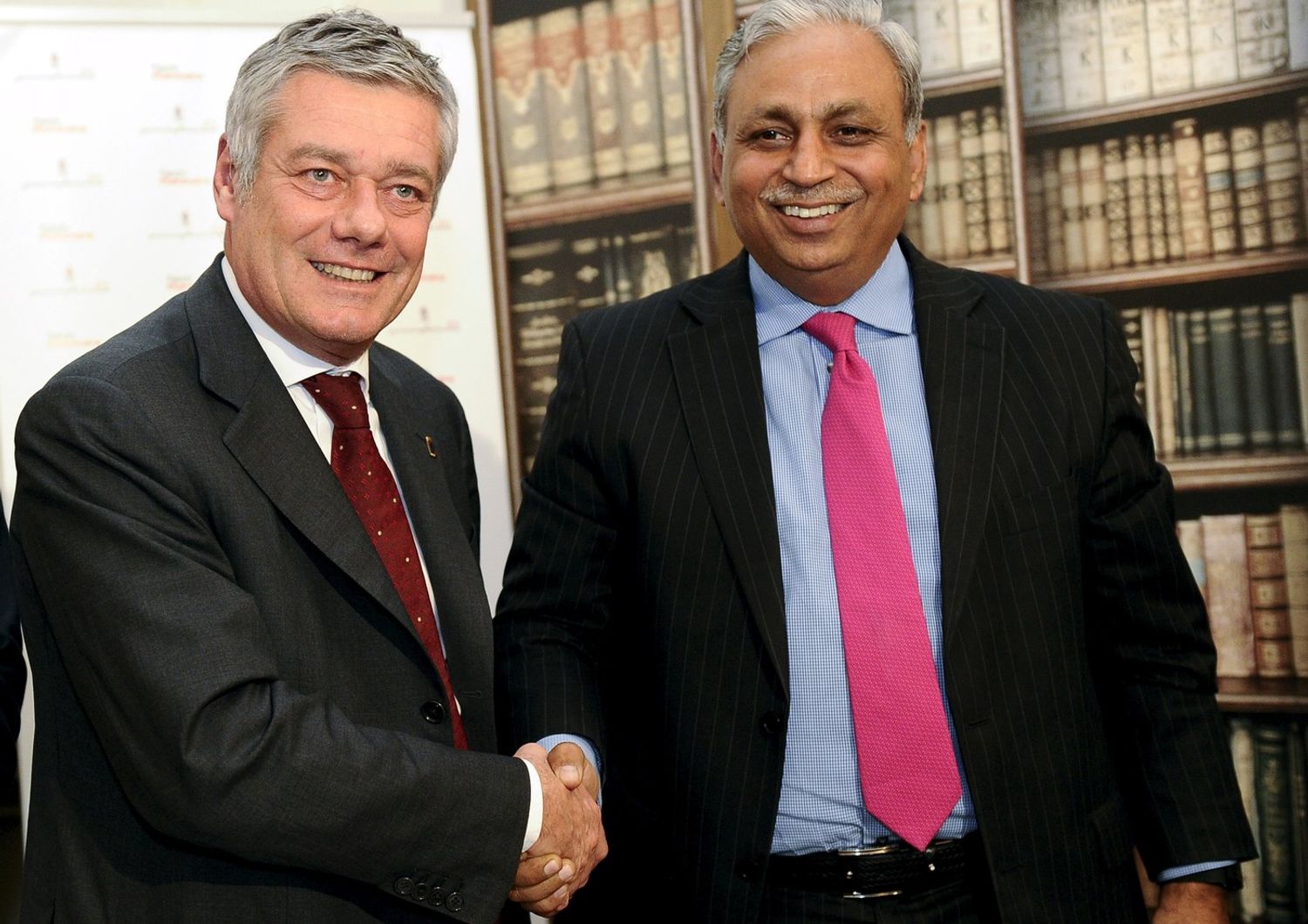 Paolo Pininfarina (L) stringe la mano a Amministratore Delegato e Direttore Generale di Tech Mahindra CP Gurnani dopo la firma di un accordo (Reuters)&nbsp;
