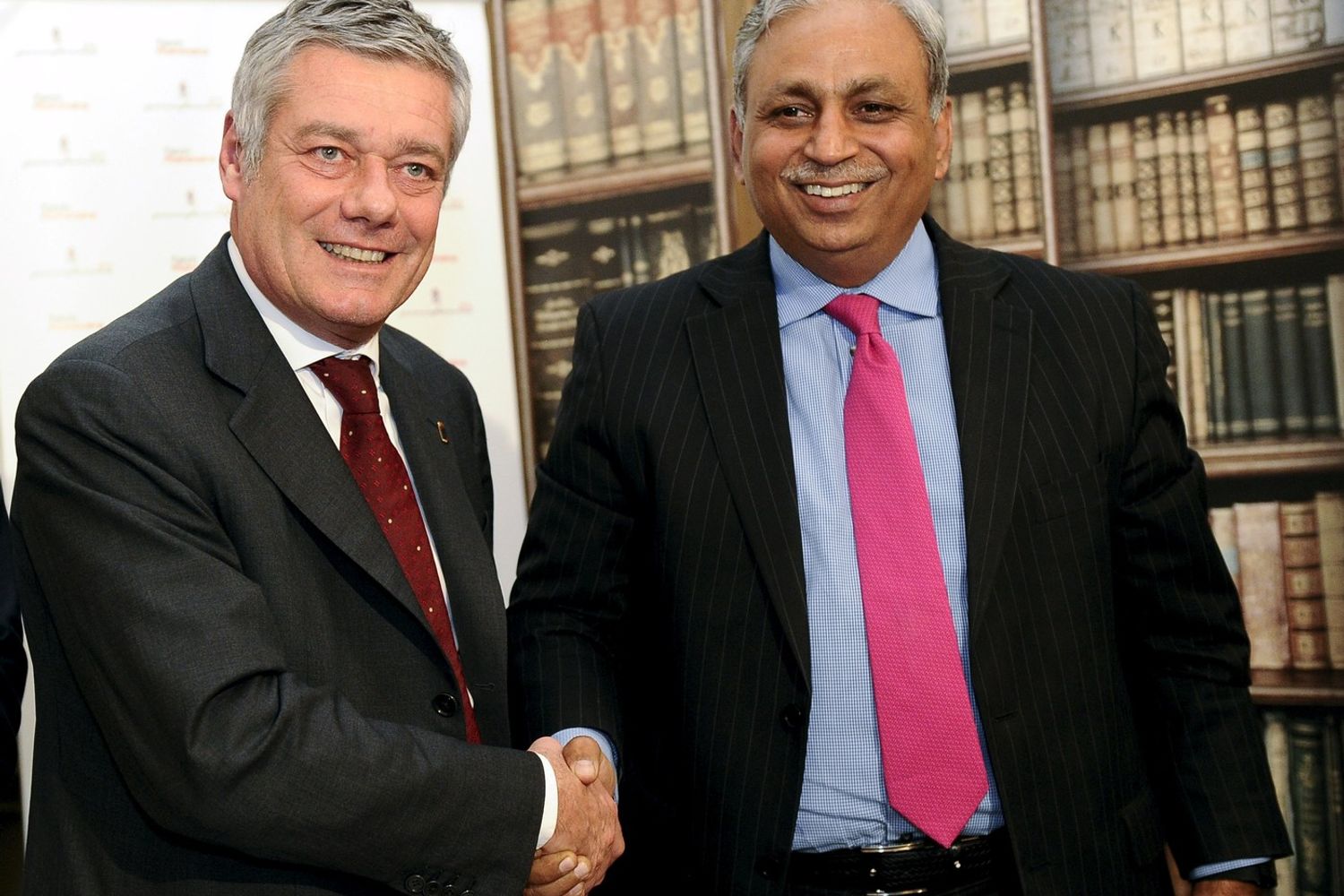 Paolo Pininfarina (L) stringe la mano a Amministratore Delegato e Direttore Generale di Tech Mahindra CP Gurnani dopo la firma di un accordo (Reuters)&nbsp;