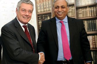 Paolo Pininfarina (L) stringe la mano a Amministratore Delegato e Direttore Generale di Tech Mahindra CP Gurnani dopo la firma di un accordo (Reuters)&nbsp;