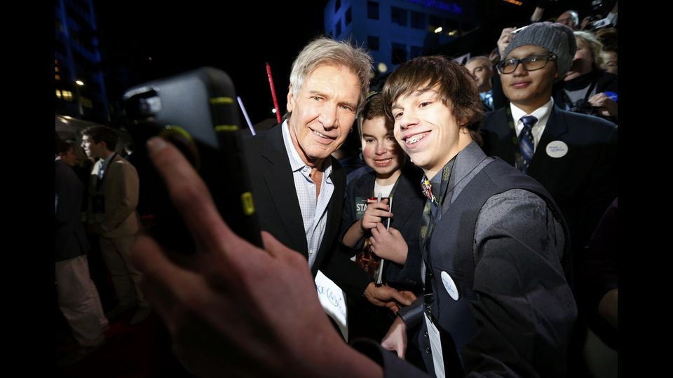 Harrison Ford con i fan (Reuters)&nbsp;