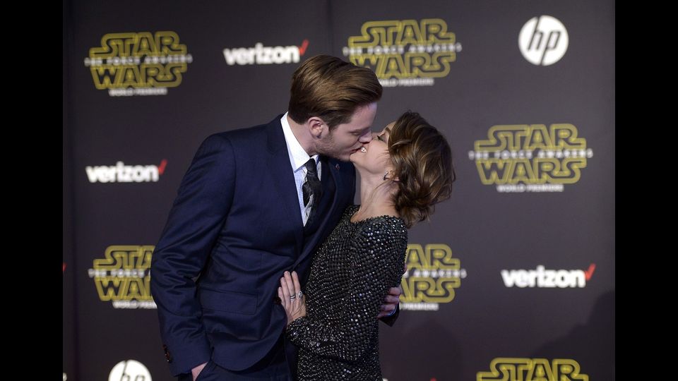 Gli attori Dominic Sherwood e Sarah Hyland (Reuters)&nbsp;