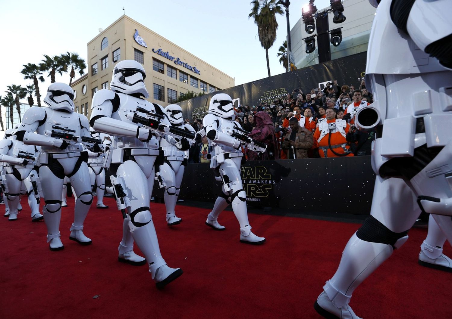 L'esercito dei robot sfila sul red carpet (Reuters)