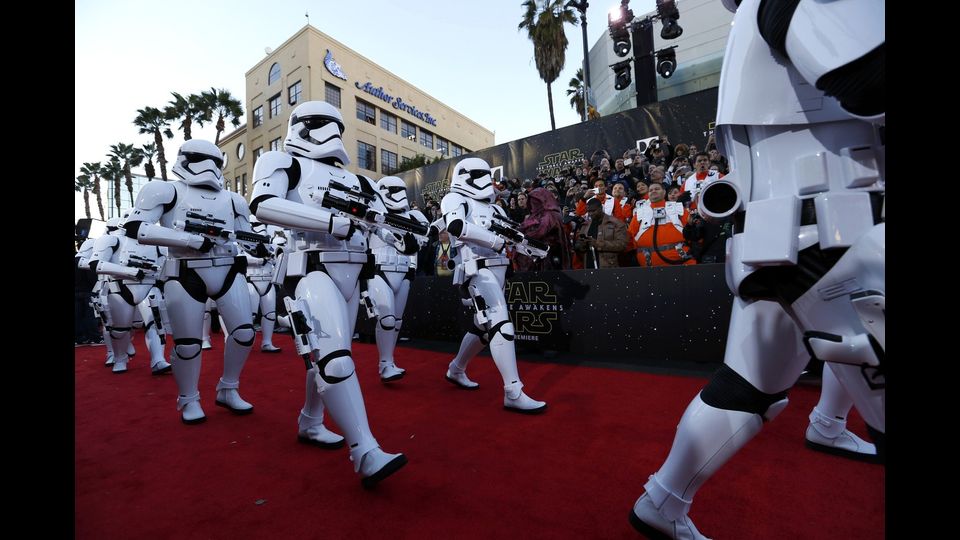L'esercito dei robot sfila sul red carpet (Reuters)