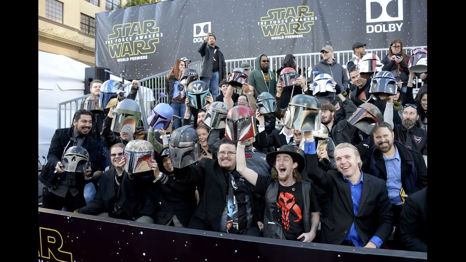 Fan in attesa del red carpet di Star Wars (Reuters)&nbsp;
