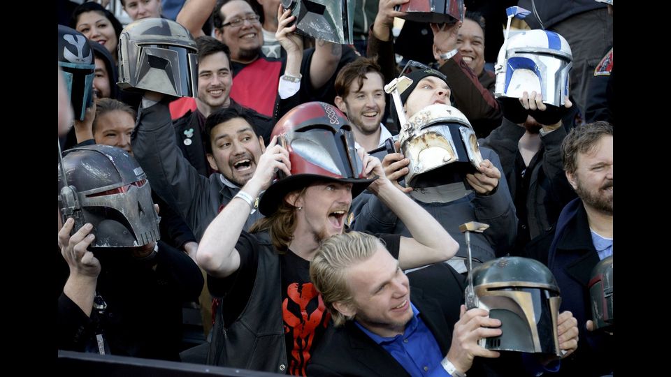 Fan in attesa del red carpet di Star Wars (Reuters)&nbsp;