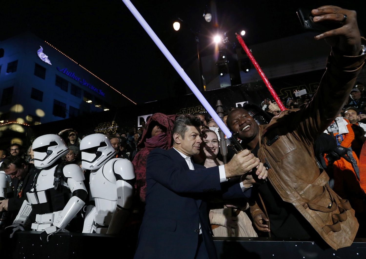 Andy Serkis posa con i fan alla pirma di Star Wars a Los Angeles (Reuters)&nbsp;