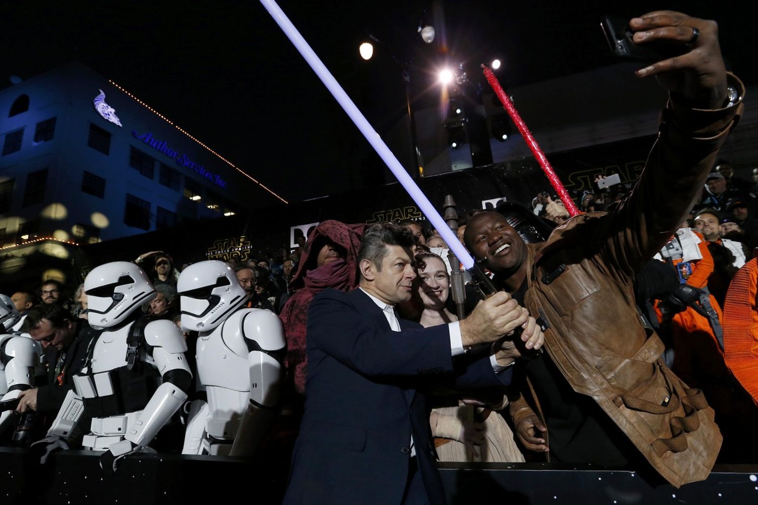 Andy Serkis posa con i fan alla pirma di Star Wars a Los Angeles (Reuters)&nbsp;