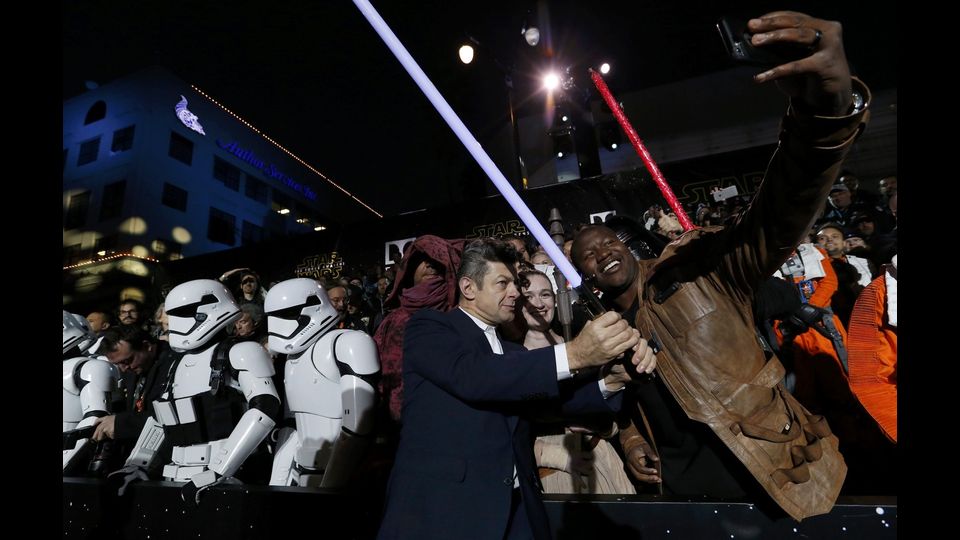 Andy Serkis posa con i fan alla pirma di Star Wars a Los Angeles (Reuters)&nbsp;