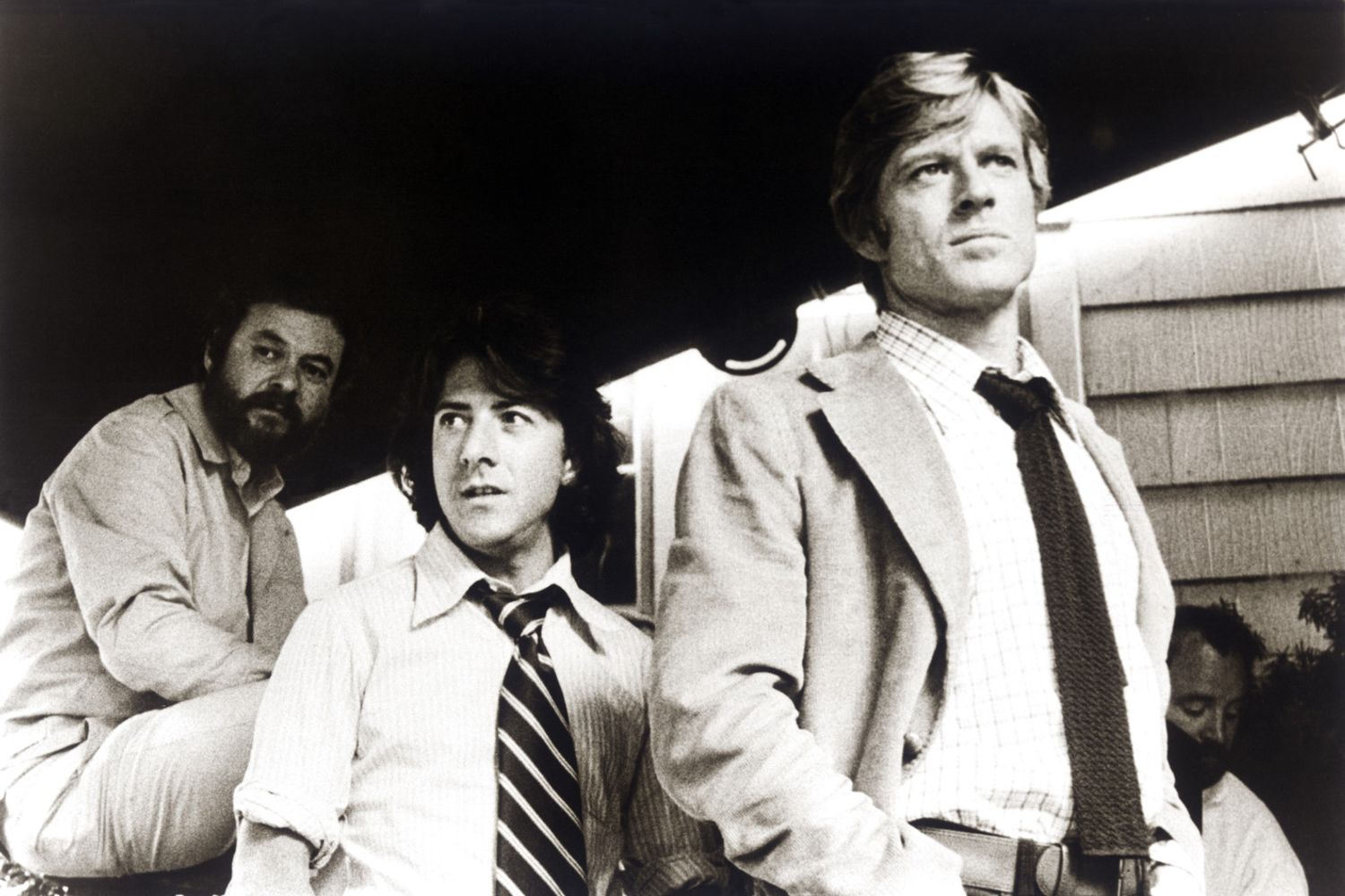 &nbsp;Il direttore Alan J. Pakula con Dustin Hoffman e Robert Redford sul set di &quot;Tutti gli uomini del Presidente&quot;, nel 1976 (Afp)
