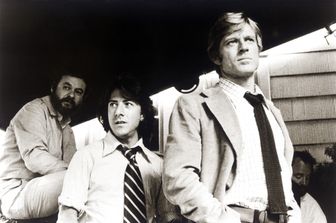 &nbsp;Il direttore Alan J. Pakula con Dustin Hoffman e Robert Redford sul set di &quot;Tutti gli uomini del Presidente&quot;, nel 1976 (Afp)