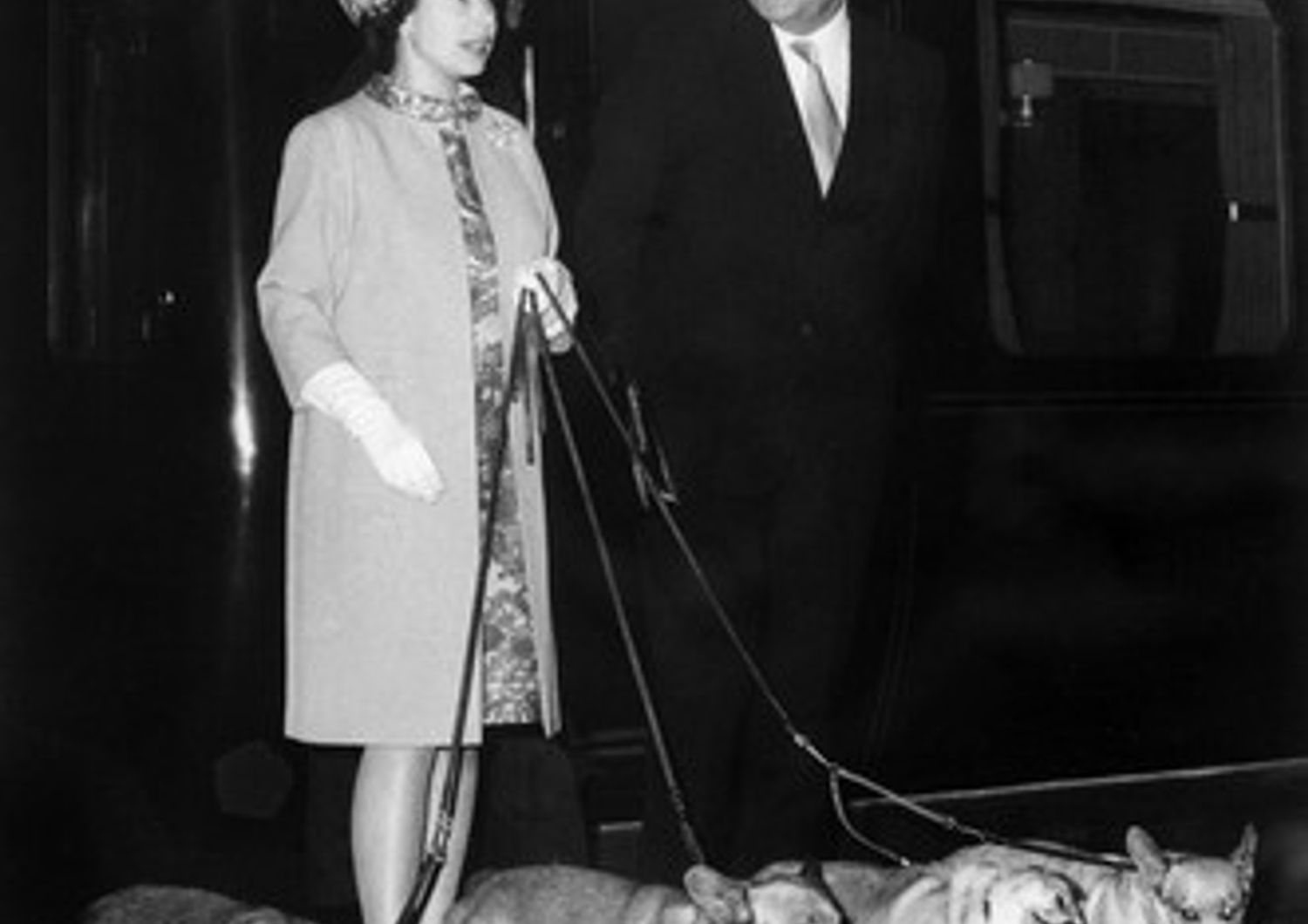 &nbsp;La regina Elisabetta II con i suoi quattro cani di razza Corgi nel 1969 (Afp)