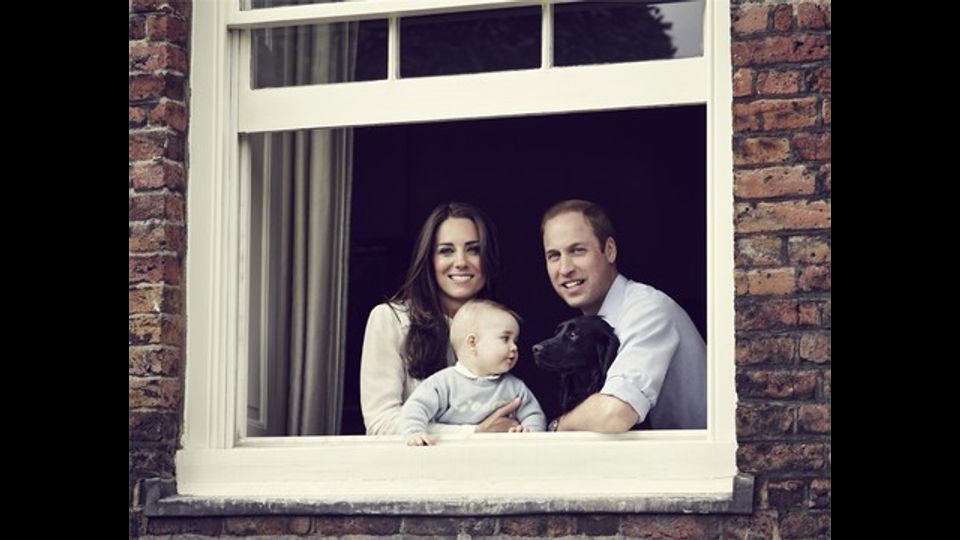 &nbsp;Kate Middleton, il principe William, il piccolo George e il cane Lupo nel ritratto ufficiale diffuso dalla Casa Reale il 29 marzo 2014