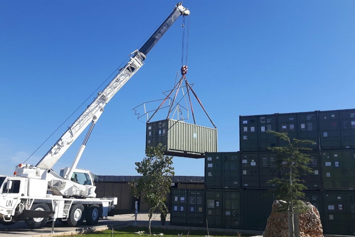 &nbsp;Albero di Natale in base Unifil, alcune fasi del montaggio