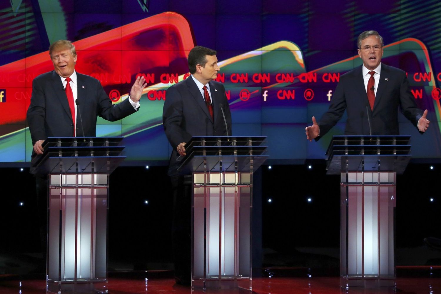 Donald Trump (L) risponde alle critiche dell'ex governatore Jeb Bush (R) e il senatore Ted Cruz (C)  durante il dibattito presidenziale repubblicano a Las Vegas (Reuters)&nbsp;