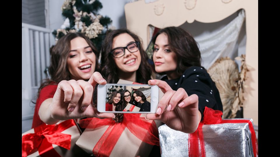 &nbsp;&hellip; Ma la tradizione si condivide sui social con gli amici.&nbsp;Per una generazione iperconnessa (l&rsquo;84,7% utilizza lo smartphone sempre connesso in rete, contro il 52,8% del dato medio nazionale), anche la tradizione natalizia diventa rito social da condividere con gli amici in tempo reale. Foto su Instagram e Facebook, chat whatsapp e live tweeting portata per portata e, per chi studia o lavora all&rsquo;estero e non &egrave; tornato a casa (i Millennials sono ormai il 35,8% degli italiani all&rsquo;estero ), cene a distanza su Skype.