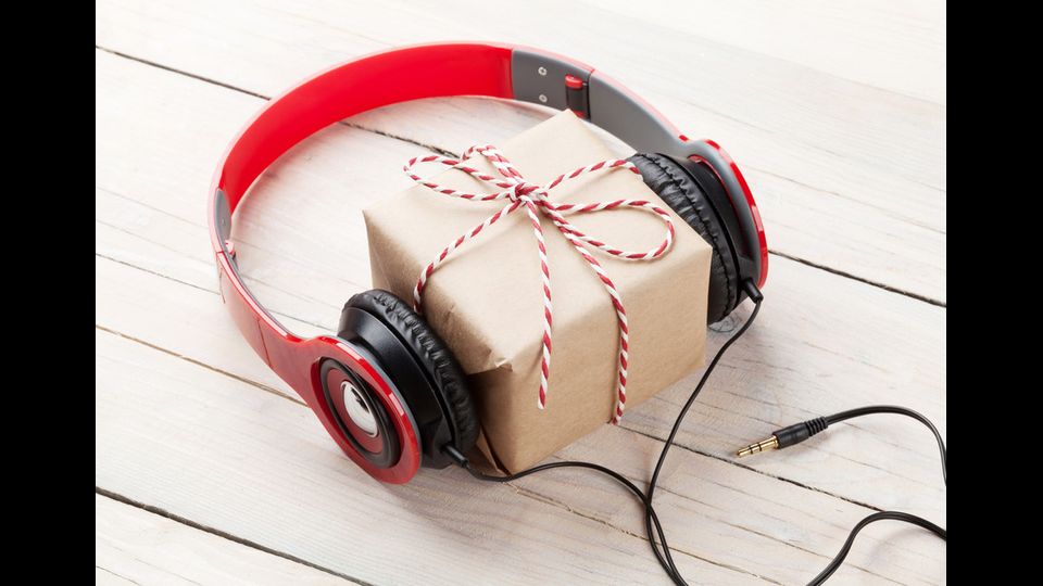 Regali da Millennials: il gadget tech, per non sbagliare. Sar&agrave; la tecnologia a farla da padrone tra le scelte natalizie delle native digitali. Tra le alternative pi&ugrave; economiche, e soprattutto personalizzabili, le app sono al primo posto. Per chi invece volesse rendere il regalo tangibile la custodia per lo smartphone con apribottiglie incorporato. O la powerbank portatile per restare sempre connessi. Fanno tendenza gli accessori per lo smartphone, come la stampante fotografica wireless. Per le pi&ugrave; creative, invece, la penna 3D che crea forme tridimensionali in tempo reale.&nbsp;