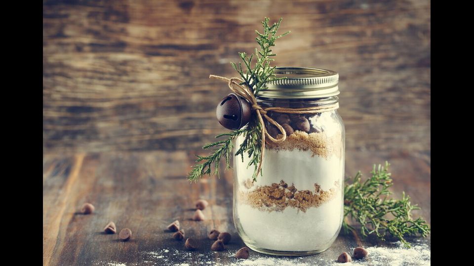 Gift in a jar: la riscoperta del regalo fai da te. Considerando l&rsquo;attuale valore del tempo, fare (o ricevere) un regalo handmade &egrave; particolarmente apprezzato. L&rsquo;ultima frontiera del fai-da-te &egrave; il Gift in a Jar, coerente con la riscoperta di un rapporto pi&ugrave; diretto con la terra da parte delle Millennials (3 su 10 hanno un piccolo orto). Il principio &egrave; quello di (ri)utilizzare barattoli e vasi delle conserve e riempirli con qualcosa di speciale che il beneficiario dovr&agrave; preparare, allestire o completare. &nbsp;