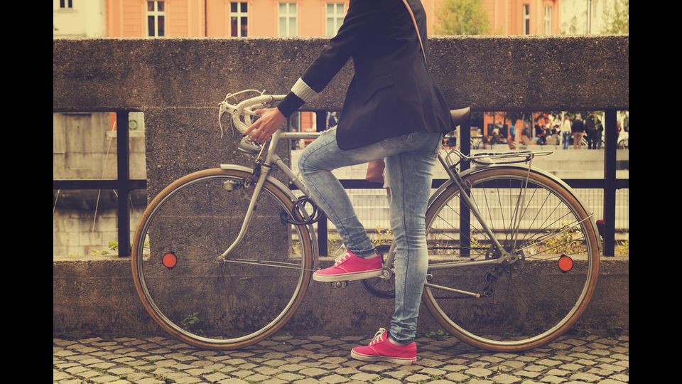 Pedala che ti passa: per spostarsi e tenersi in forma in modo eco-chic. Dati Doxa/AssoBirra  , tenersi in forma &egrave; l&rsquo;imperativo di 1 donna under 35 su 3 (34%), praticando vari tipi di sport (60%). Due Millennials su 10 si spostano regolarmente in bicicletta, mentre l&rsquo;8,4% utilizza il bike sharing . Per questo, forse, &egrave; la bici l&rsquo;eco-regalo perfetto. Dalle citybike pieghevoli a prova di metr&ograve;, ai modelli vintage da cercare nelle ciclofficine urbane.