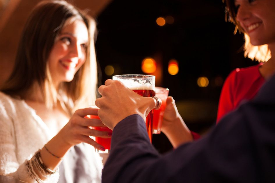 E a Capodanno... Un brindisi alla spina. Secondo stime di AssoBirra,  durante le feste di Natale 2015 berremo circa 2,4 milioni di ettolitri di birra, +20% in 10 anni. Proprio le Millennials guidano questo fenomeno: 6 italiane su 10 sono consumatrici (moderate) e regolari, per 3 su 10 la birra &egrave; l&rsquo;alcolico preferito. Spillatori domestici di design rendono il piacere di una birra alla spina alla portata di tutti, regalo perfetto per un brindisi di Capodanno alternativo. &nbsp;