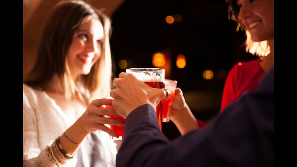 E a Capodanno... Un brindisi alla spina. Secondo stime di AssoBirra,  durante le feste di Natale 2015 berremo circa 2,4 milioni di ettolitri di birra, +20% in 10 anni. Proprio le Millennials guidano questo fenomeno: 6 italiane su 10 sono consumatrici (moderate) e regolari, per 3 su 10 la birra &egrave; l&rsquo;alcolico preferito. Spillatori domestici di design rendono il piacere di una birra alla spina alla portata di tutti, regalo perfetto per un brindisi di Capodanno alternativo. &nbsp;