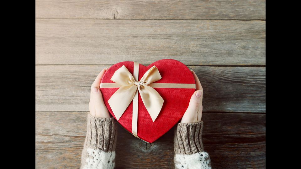 Se la &quot;Me Generation&quot; fa il regalo solidale (e compatibile) .&nbsp;La loro &egrave; stata definita &ldquo;Me-me-me generation&rdquo;, ma in realt&agrave; il 35% delle Millennials &egrave; attiva nel sociale o fa volontariato  . Natale &egrave; il periodo giusto per fare acquisti nei mercatini solidali, o sui siti di organizzazioni no profit, e sostenere cause umanitarie. Va per la maggiore anche il Natale green (1 su 3 acquista prodotti ecosostenibili). E allora s&igrave; ai cimali, alberi di Natale senza radici che dopo le feste possono essere utilizzati come fertilizzanti o smaltiti tra i prodotti legnosi, e all&rsquo;abete, ma solo se &ldquo;certificato&rdquo;.