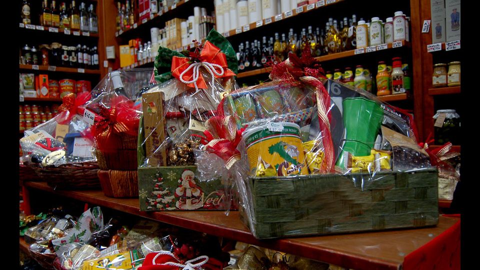 A Natale non passa mai di moda il vecchio cesto. Ma accanto alle classiche bollicine trovano posto le birre, generalmente dal gusto intenso, con una gradazione alcolica tra i 7 e i 10 gradi e un aroma con spiccate note dolci, arricchite da miele, frutta secca o candita, castagne, arance amare e aromatizzate da spezie, come coriandolo, ginepro, cannella, cardamomo o zenzero