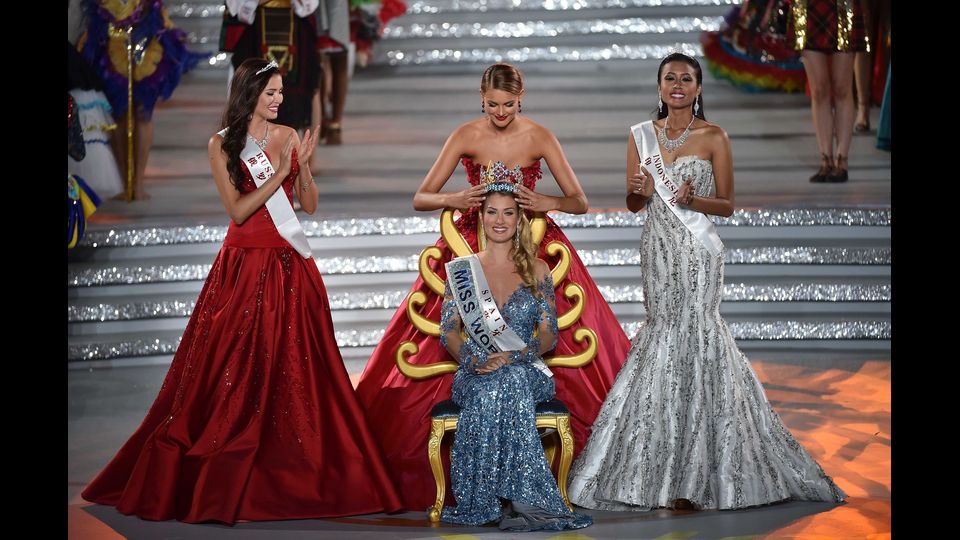 Mireia Lalaguna incoronata dalla Miss World della passata edizione, Jolene Strauss (afp)&nbsp;